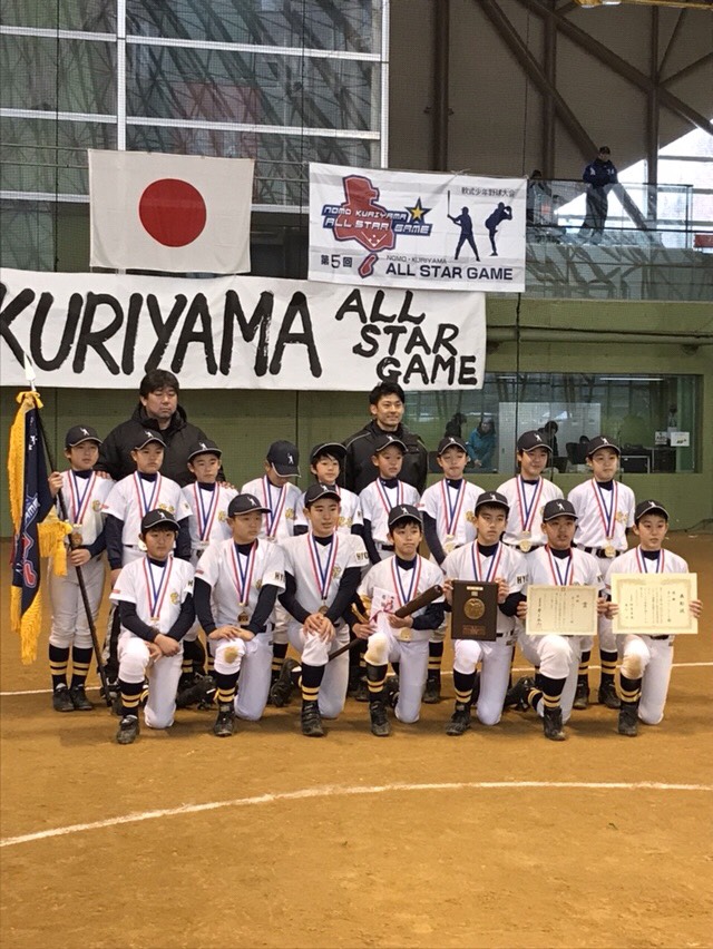 野茂さん、栗山　巧選手と一緒に優勝した花谷少年野球チーム